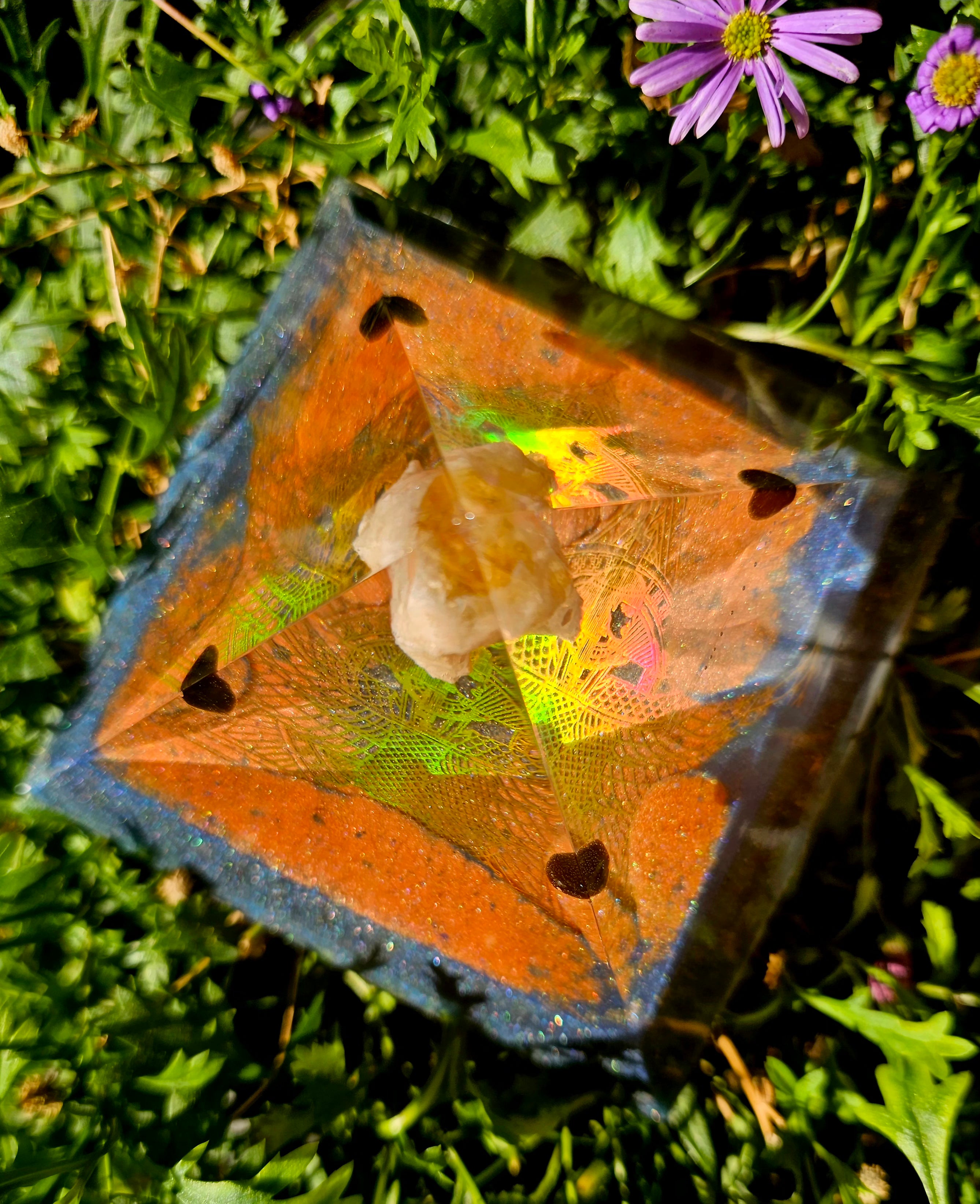 orgonitas piramides brujas cristales artesania minerales pirita cuarzos