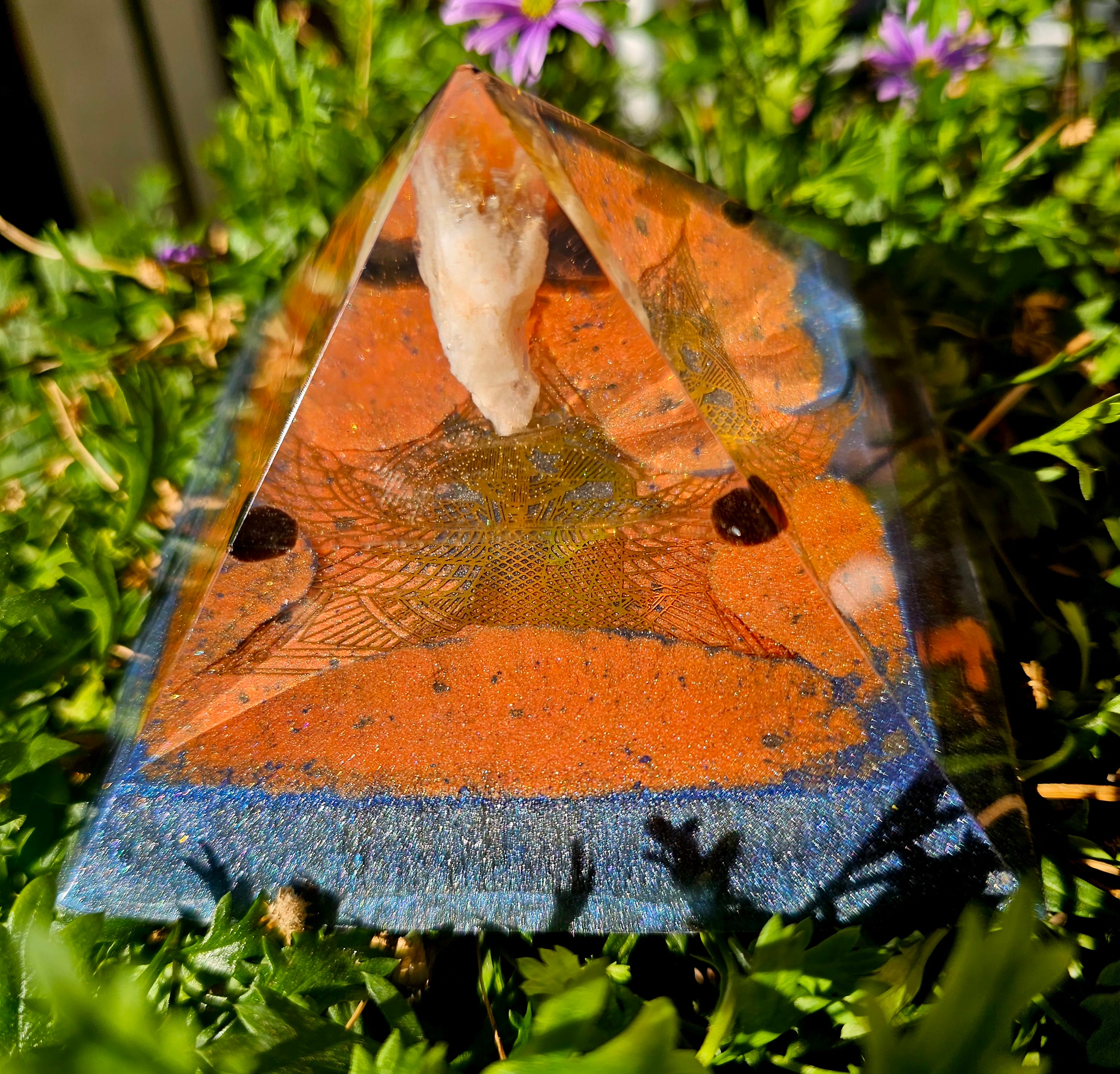 orgonitas piramides brujas cristales artesania minerales pirita cuarzos