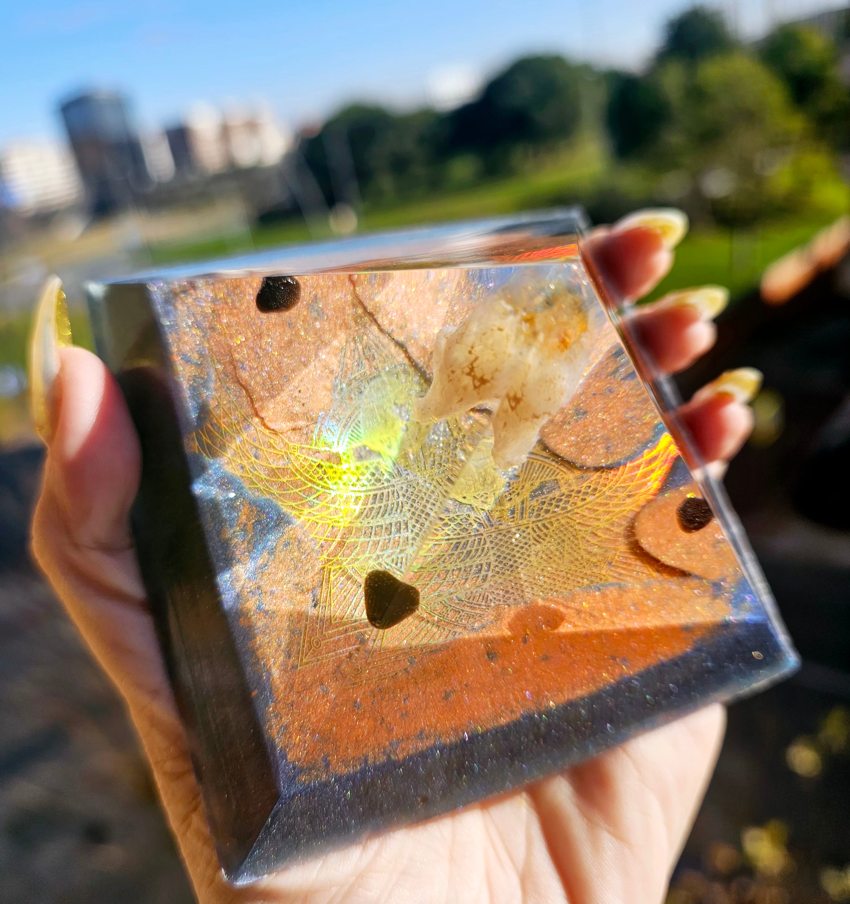 orgonitas piramides brujas cristales artesania minerales pirita cuarzos