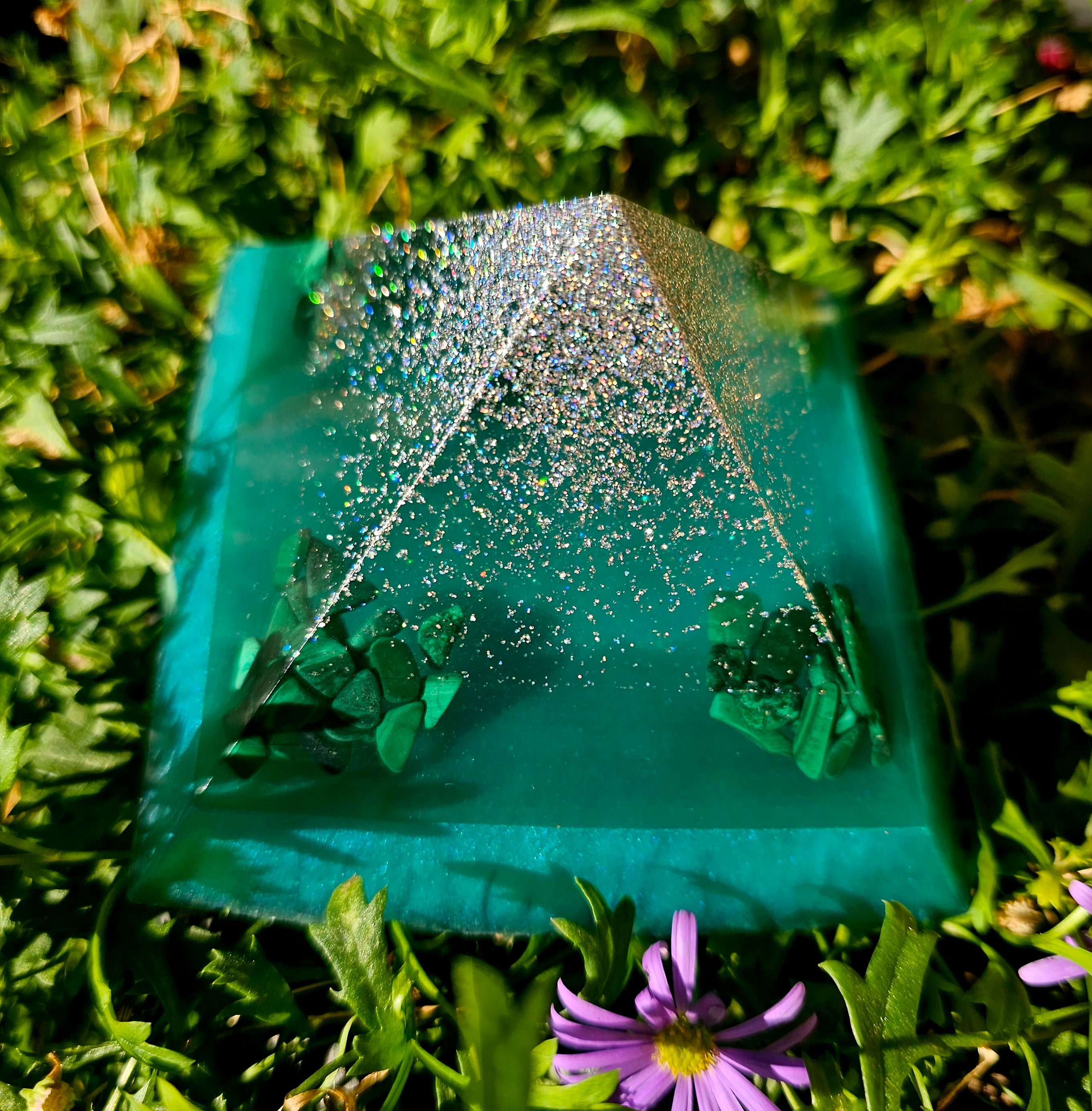 orgonitas piramides brujas cristales artesania minerales pirita cuarzos