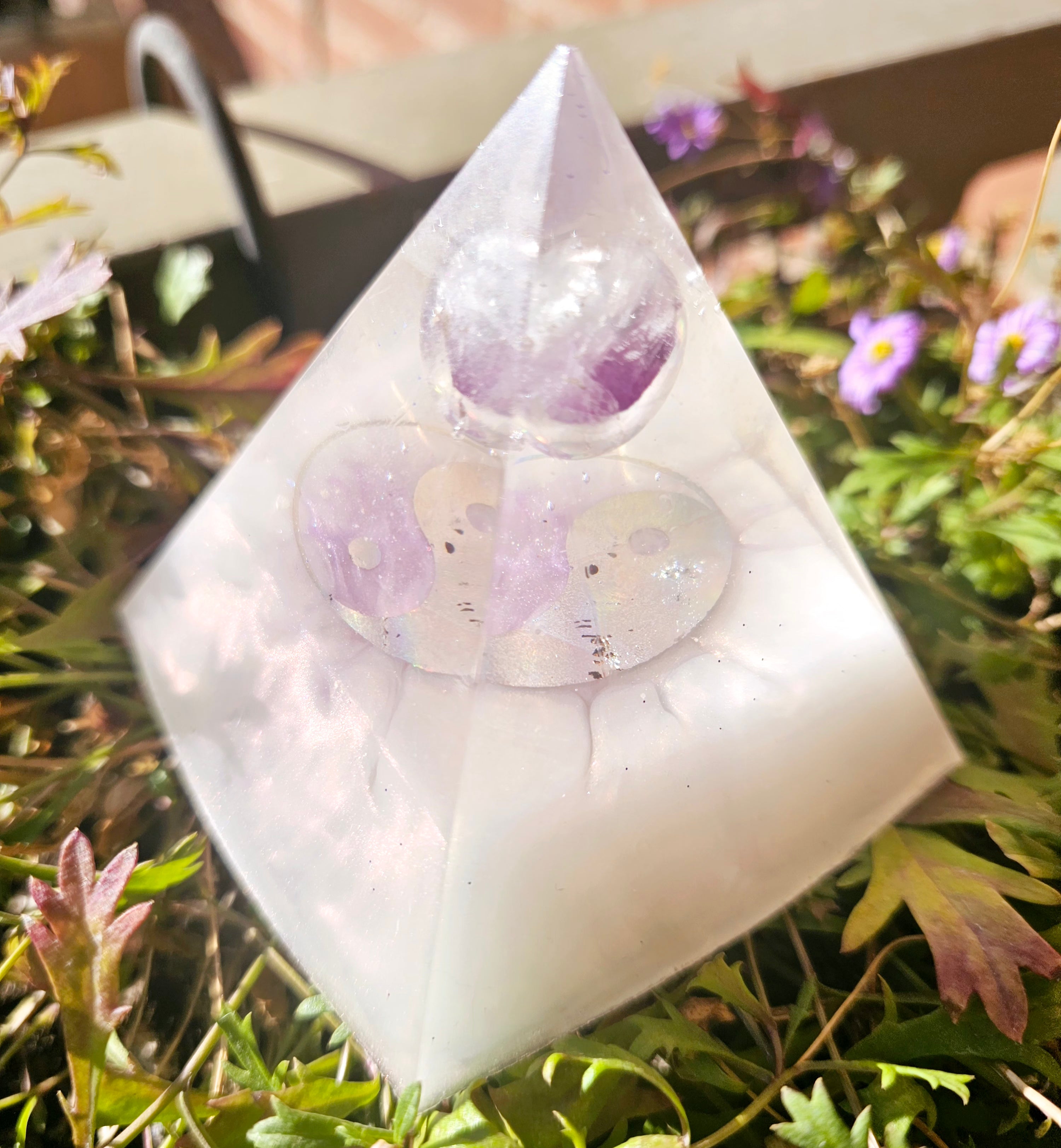 orgonitas piramides brujas cristales artesania minerales pirita cuarzos