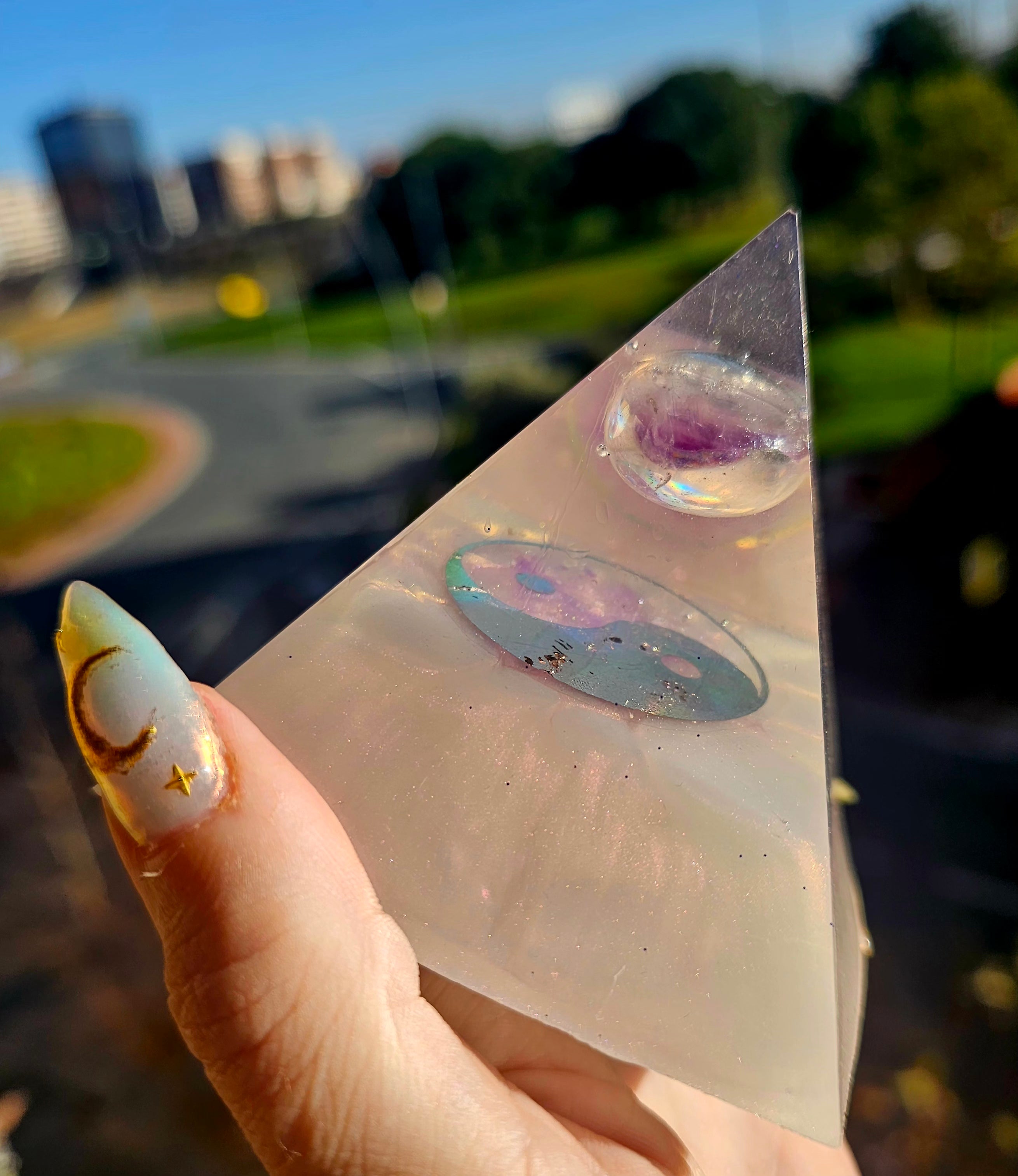 orgonitas piramides brujas cristales artesania minerales pirita cuarzos