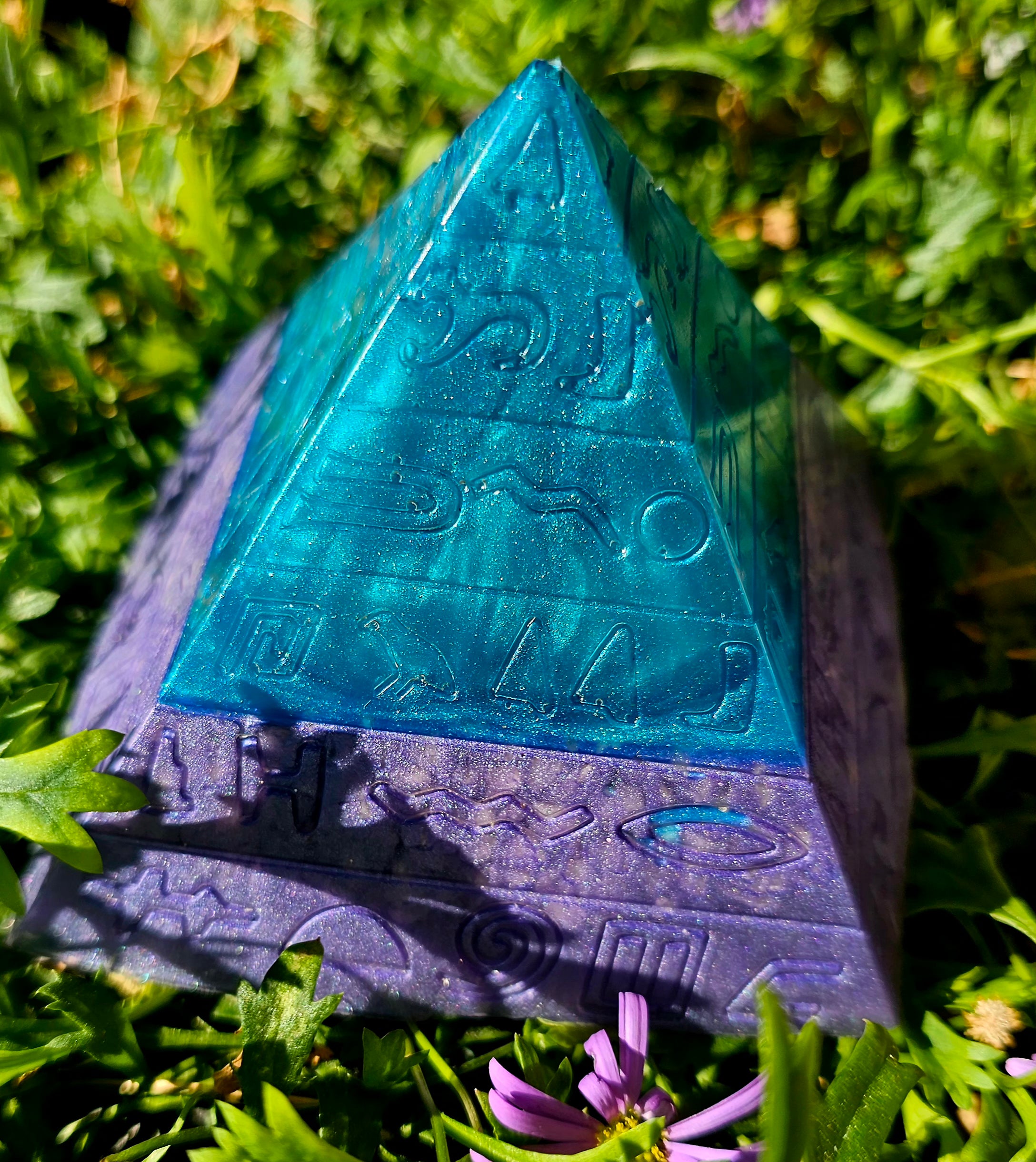 orgonitas piramides brujas cristales artesania minerales pirita cuarzos