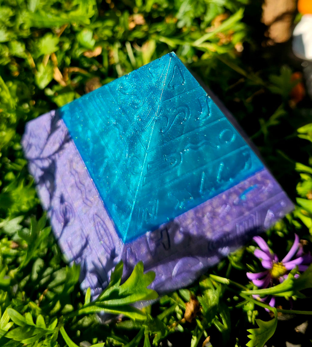 orgonitas piramides brujas cristales artesania minerales pirita cuarzos