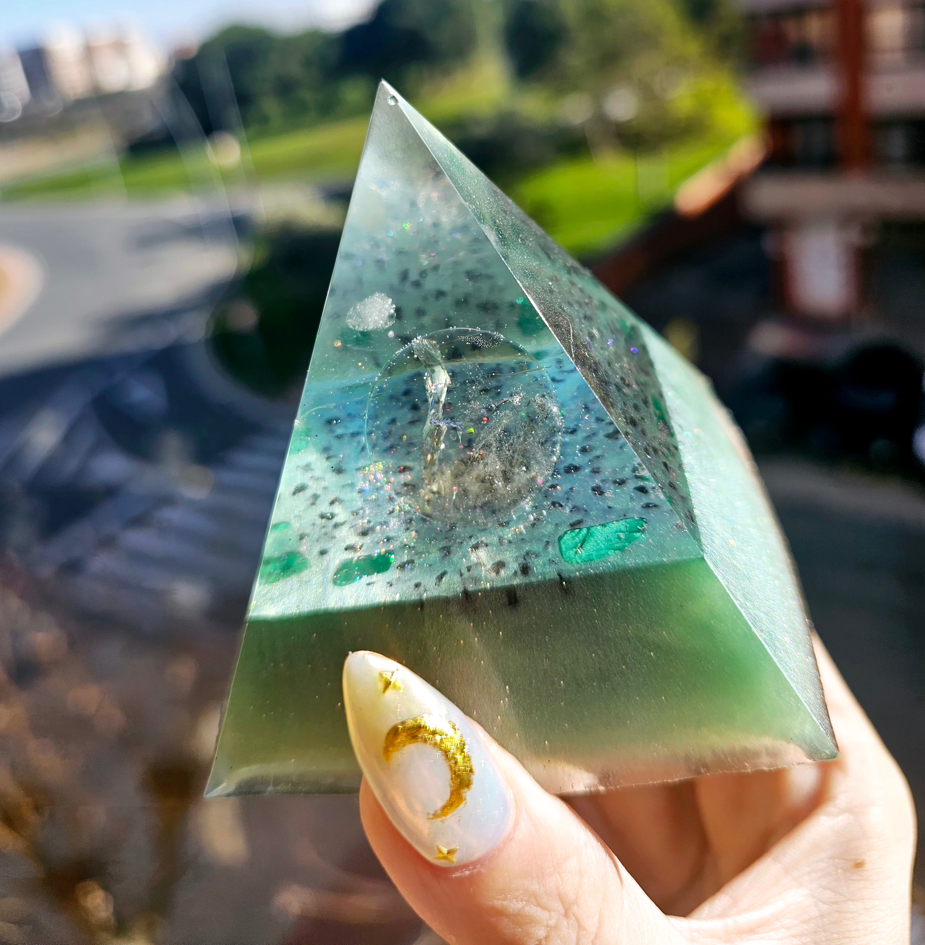 orgonitas piramides brujas cristales artesania minerales pirita cuarzos