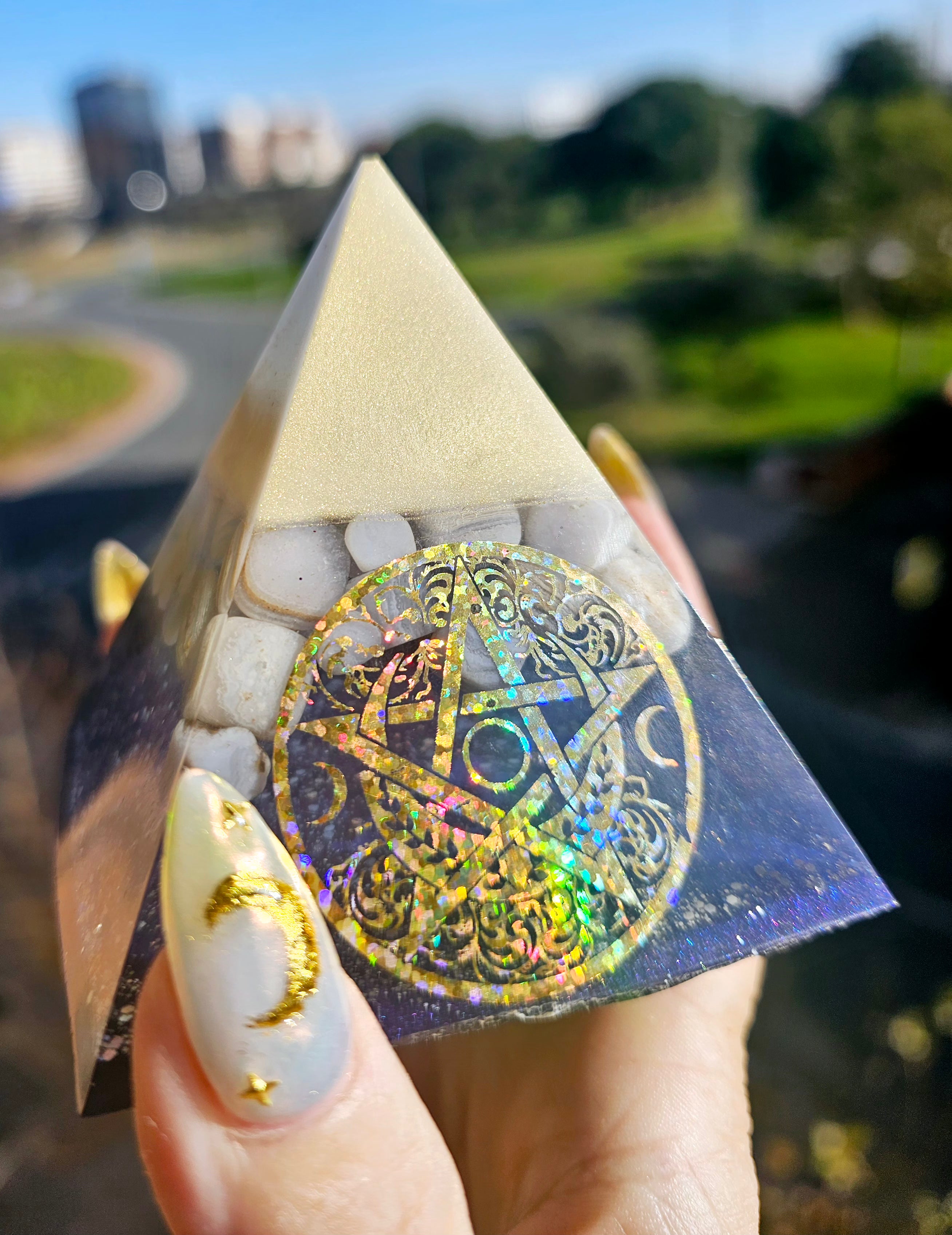 orgonitas piramides brujas cristales artesania minerales pirita cuarzos