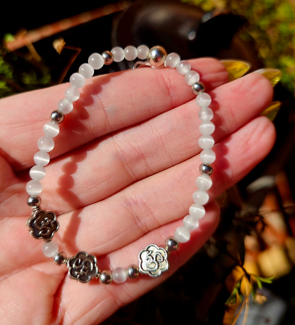 ✨ Conjunto Artesanal Selenita & Ohm 🕉️ - Pulsera + Pendientes