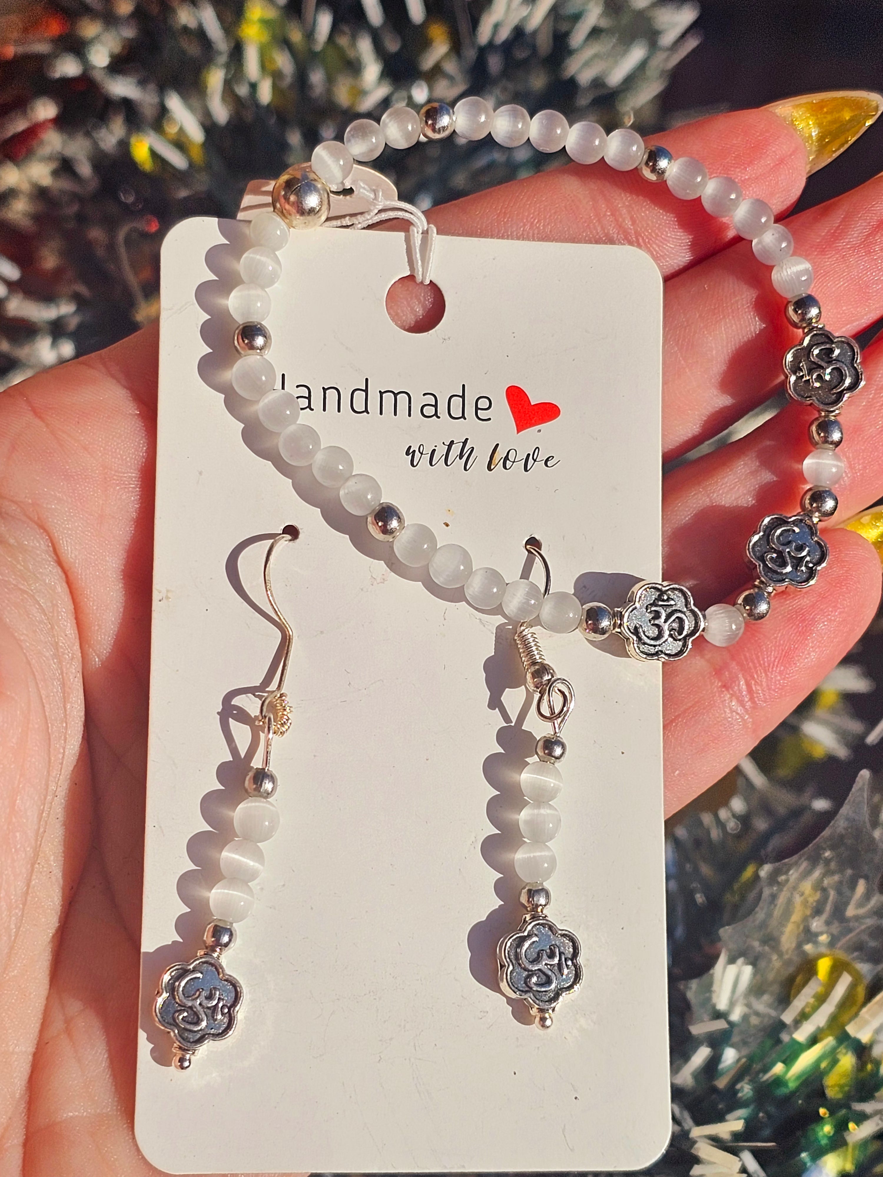 ✨ Conjunto Artesanal Selenita & Ohm 🕉️ - Pulsera + Pendientes