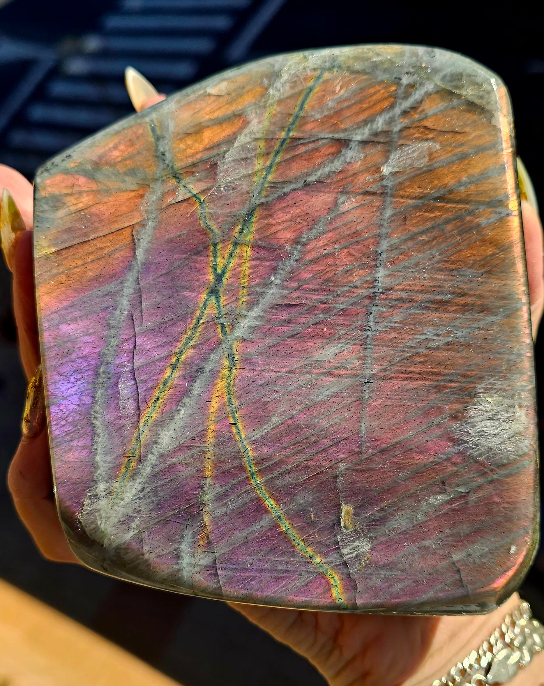 🔮 Labradorita Susurro de Luna 🌙 Madagascar ✨ Rosa · Lila · Morado · Amarillo 💜 Pieza Única 1.600g
