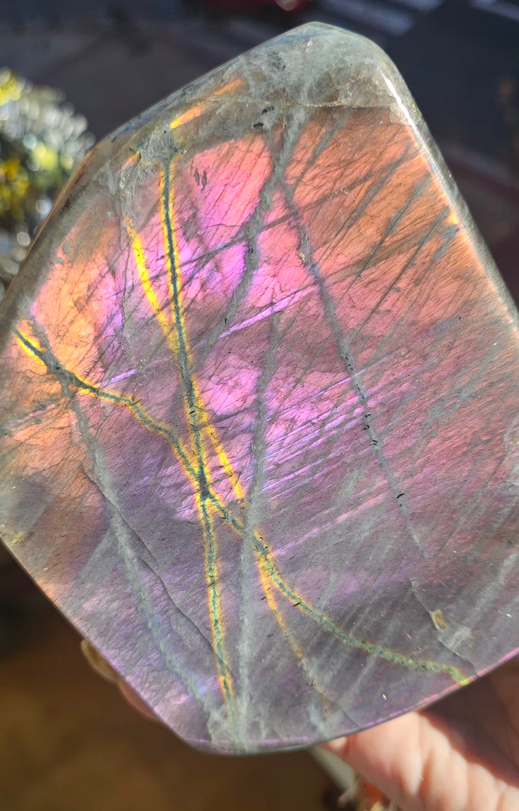 🔮 Labradorita Susurro de Luna 🌙 Madagascar ✨ Rosa · Lila · Morado · Amarillo 💜 Pieza Única 1.600g