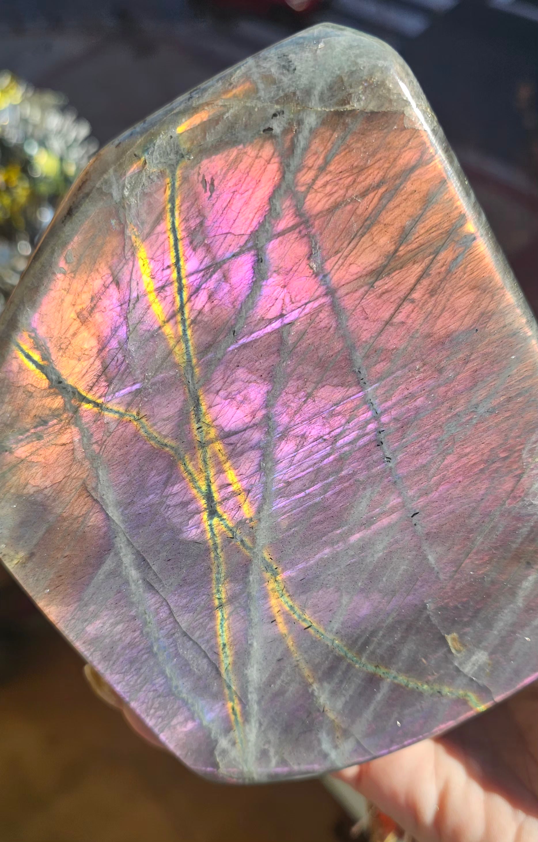 🔮 Labradorita Susurro de Luna 🌙 Madagascar ✨ Rosa · Lila · Morado · Amarillo 💜 Pieza Única 1.600g