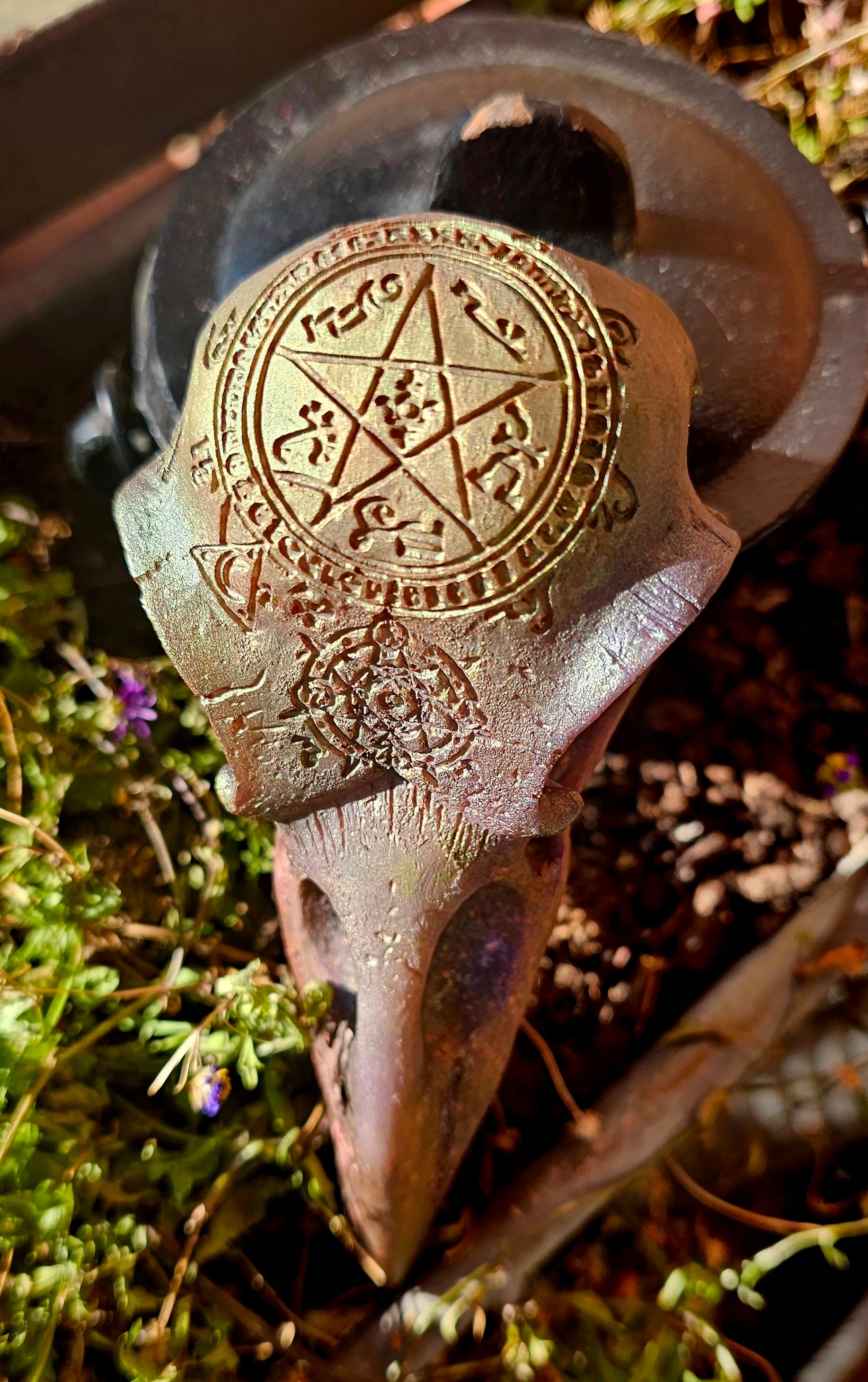 🦅 Cráneo de Cuervo Rúnico - Orgonita de Protección Oscura ᚱ✨