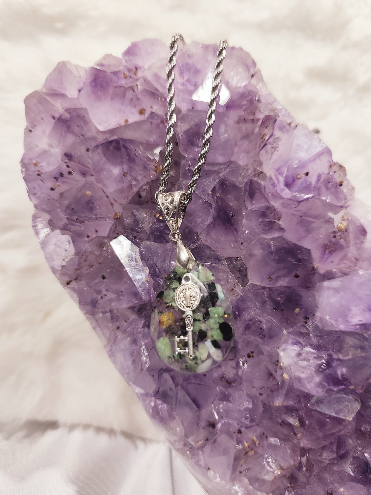 orgonitas piramides brujas cristales artesania minerales pirita cuarzos