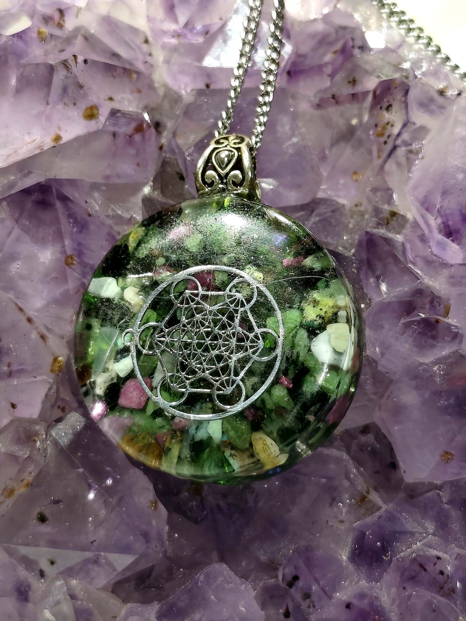 orgonitas piramides brujas cristales artesania minerales pirita cuarzos