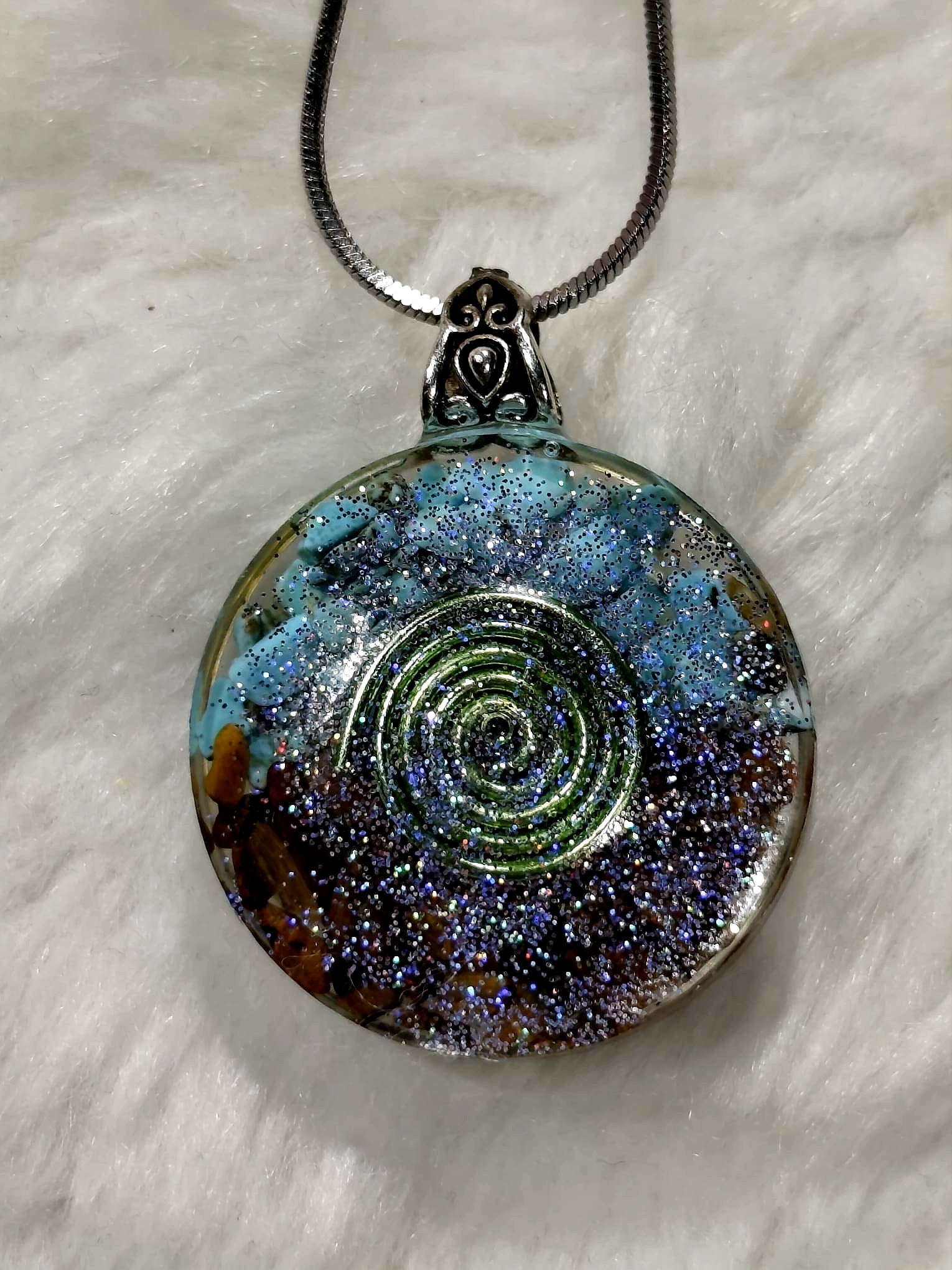 orgonitas piramides brujas cristales artesania minerales pirita cuarzos