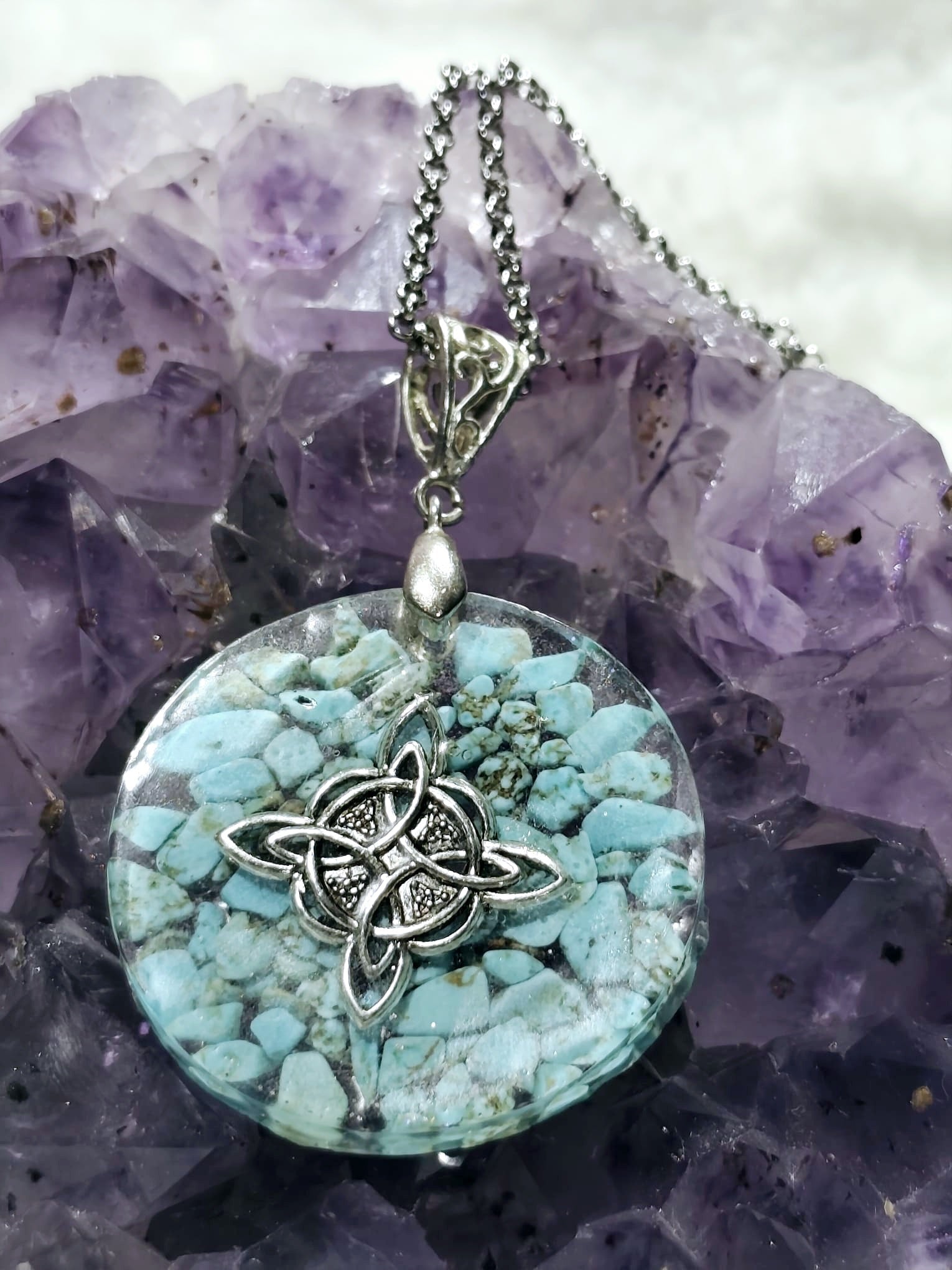 orgonitas piramides brujas cristales artesania minerales pirita cuarzos