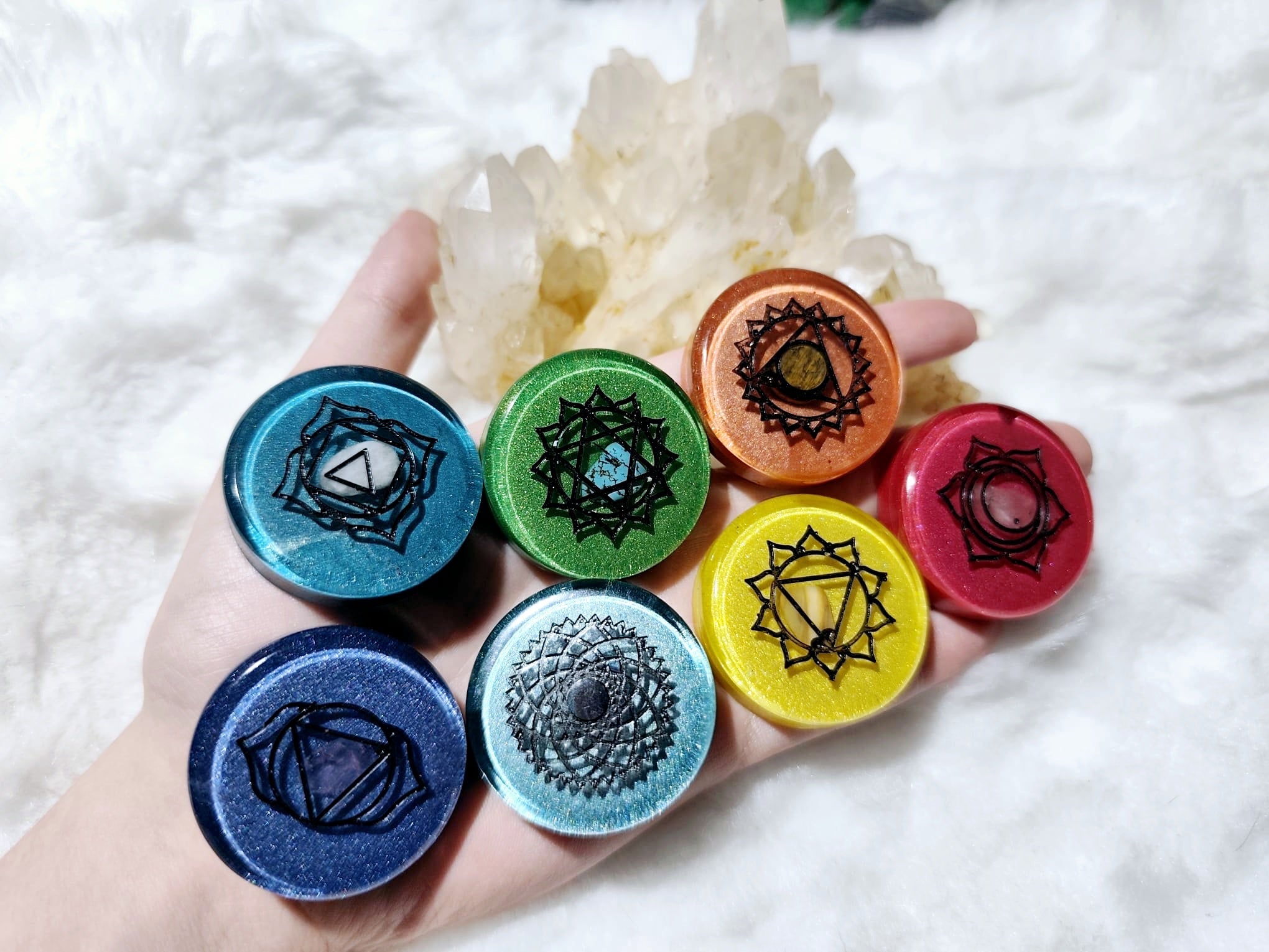 orgonitas piramides brujas cristales artesania minerales pirita cuarzos