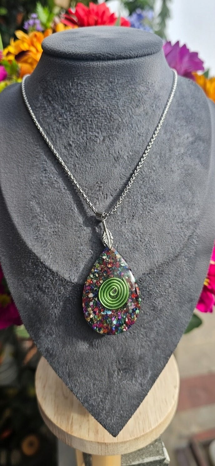 orgonitas piramides brujas cristales artesania minerales pirita cuarzos