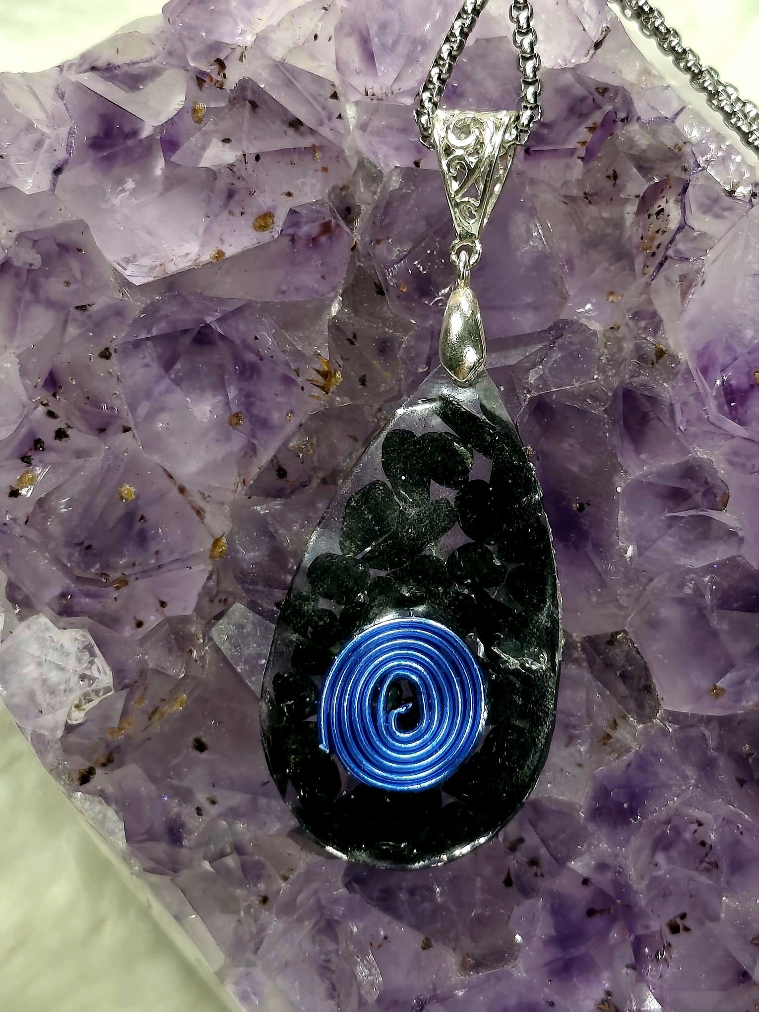 orgonitas piramides brujas cristales artesania minerales pirita cuarzos