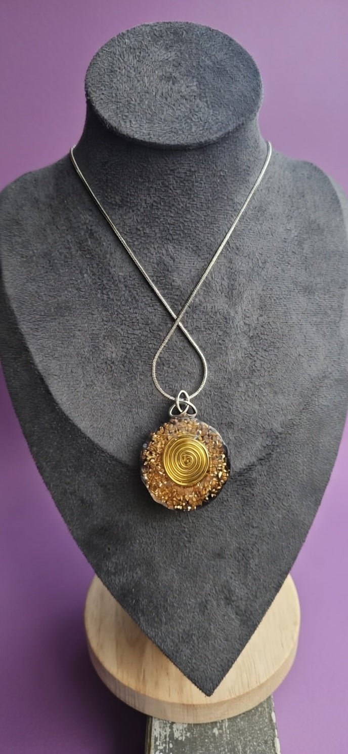 orgonitas piramides brujas cristales artesania minerales pirita cuarzos