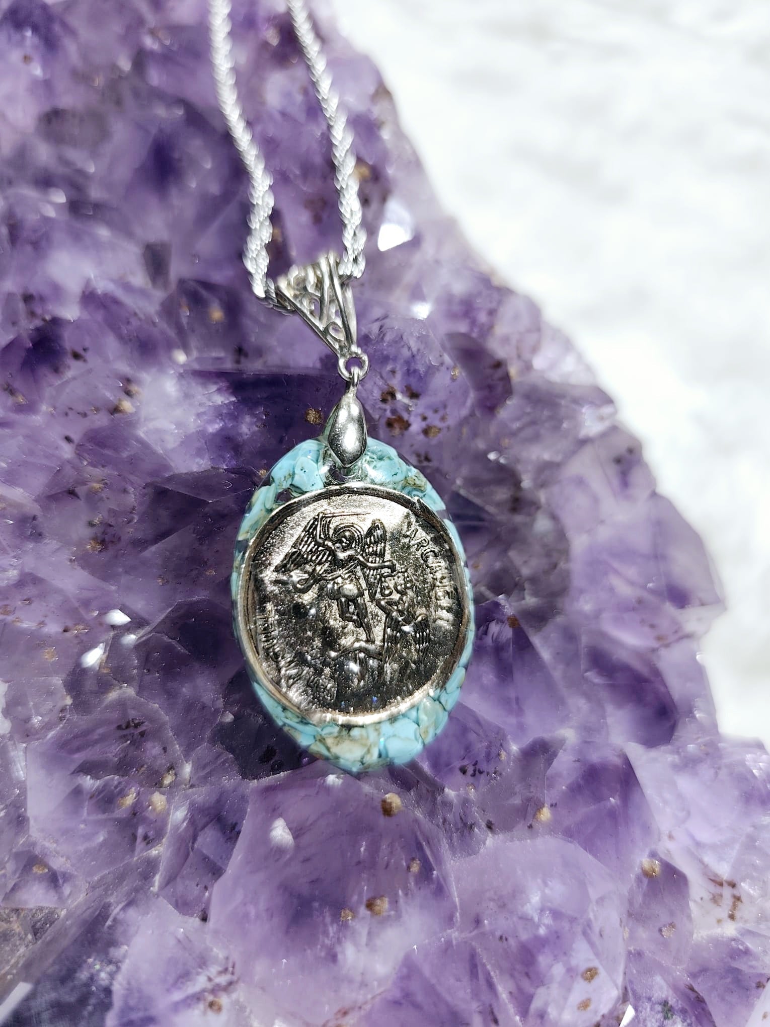 orgonitas piramides brujas cristales artesania minerales pirita cuarzos