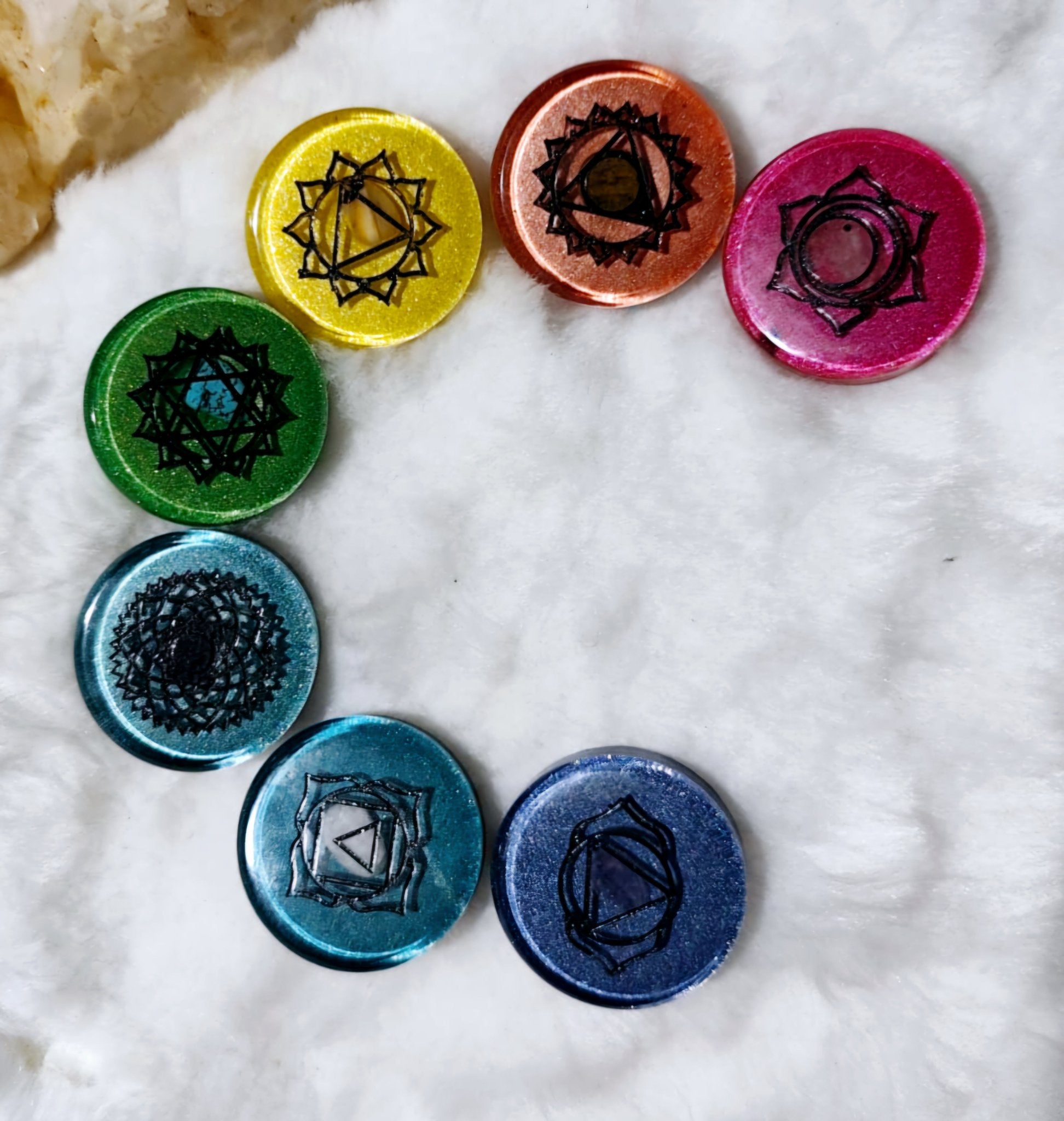 orgonitas piramides brujas cristales artesania minerales pirita cuarzos