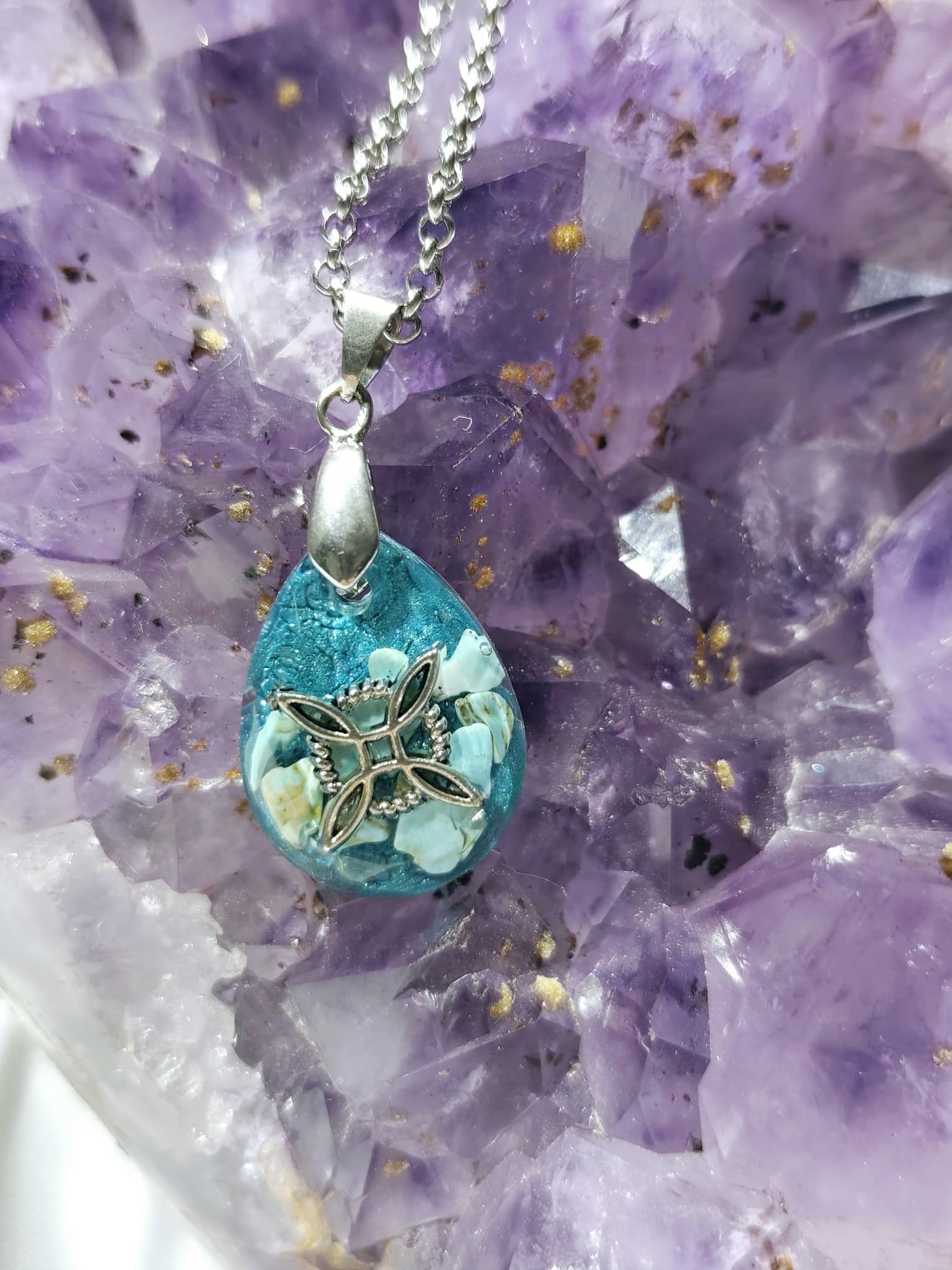 orgonitas piramides brujas cristales artesania minerales pirita cuarzos