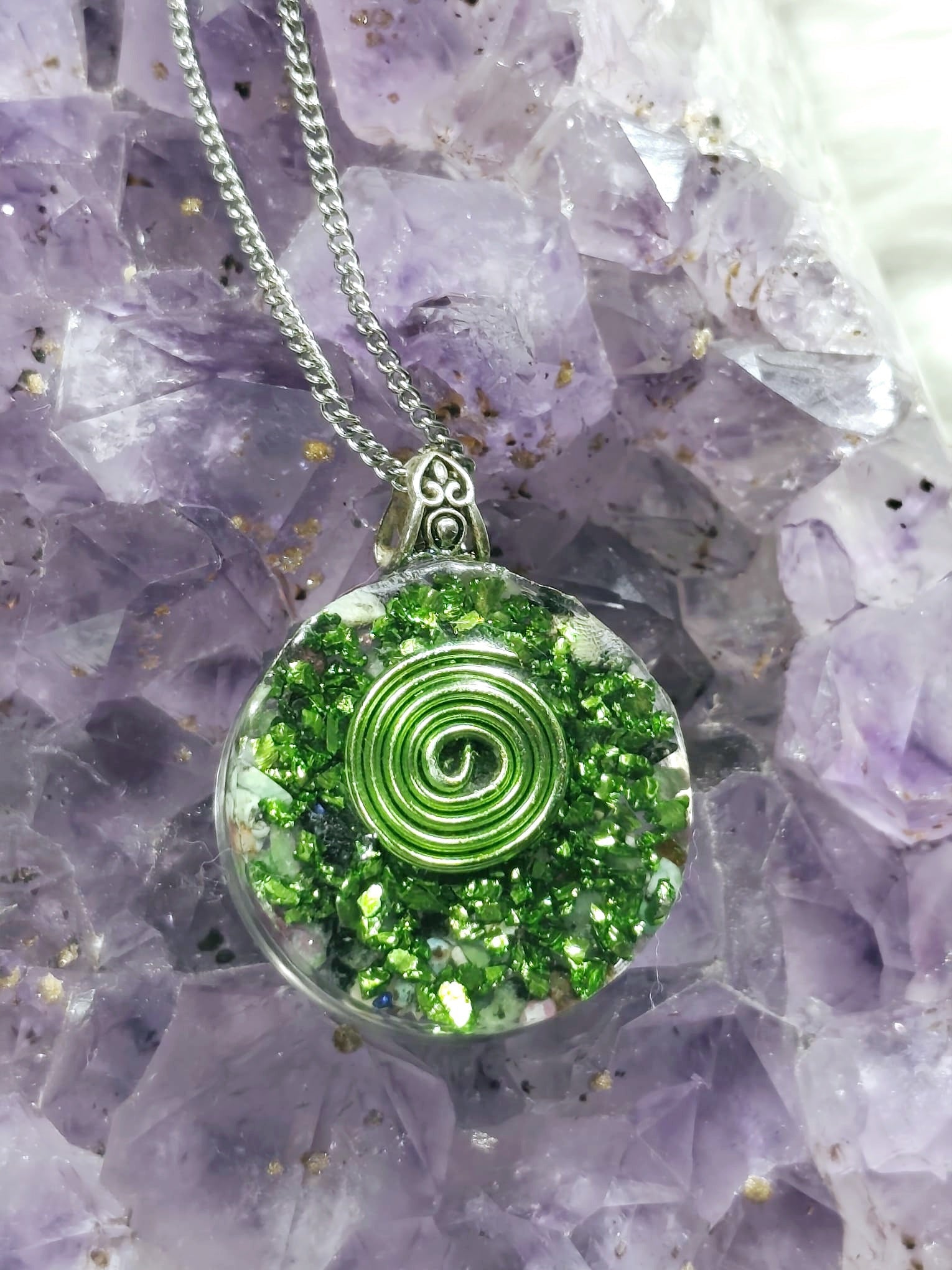 orgonitas piramides brujas cristales artesania minerales pirita cuarzos