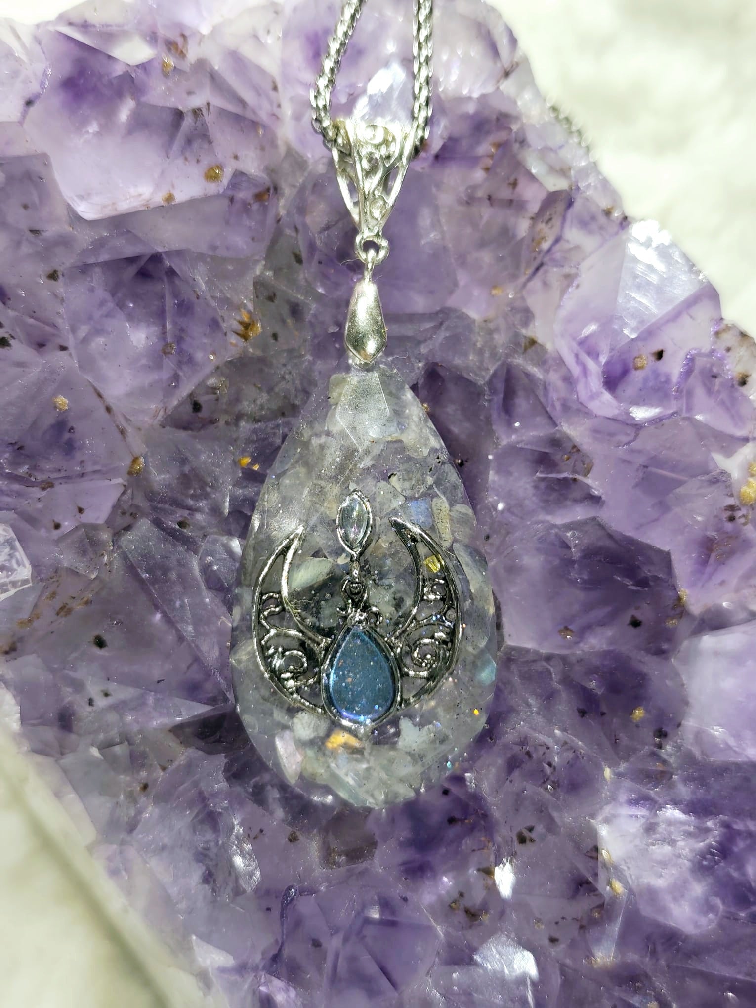 orgonitas piramides brujas cristales artesania minerales pirita cuarzos