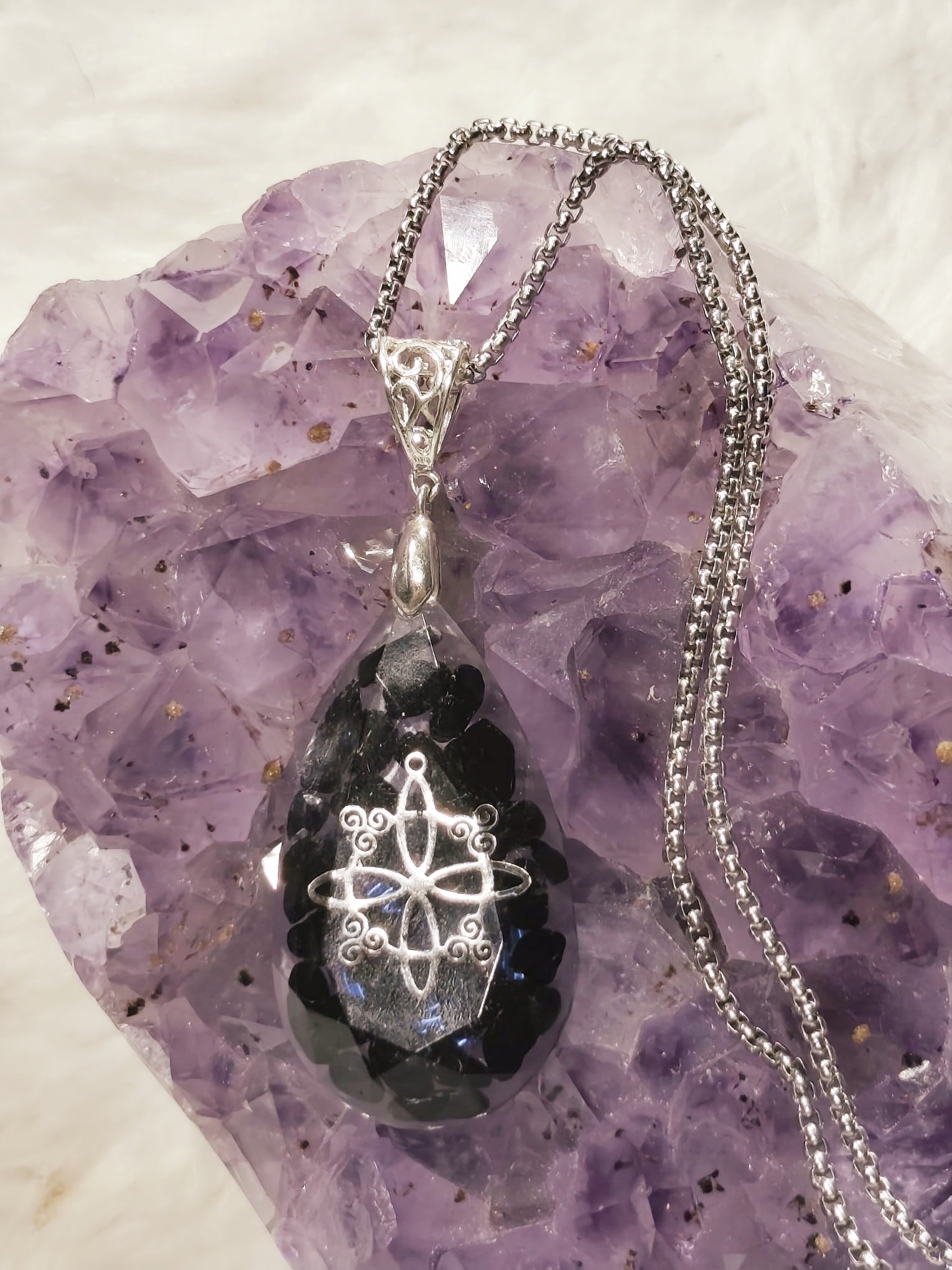 orgonitas piramides brujas cristales artesania minerales pirita cuarzos