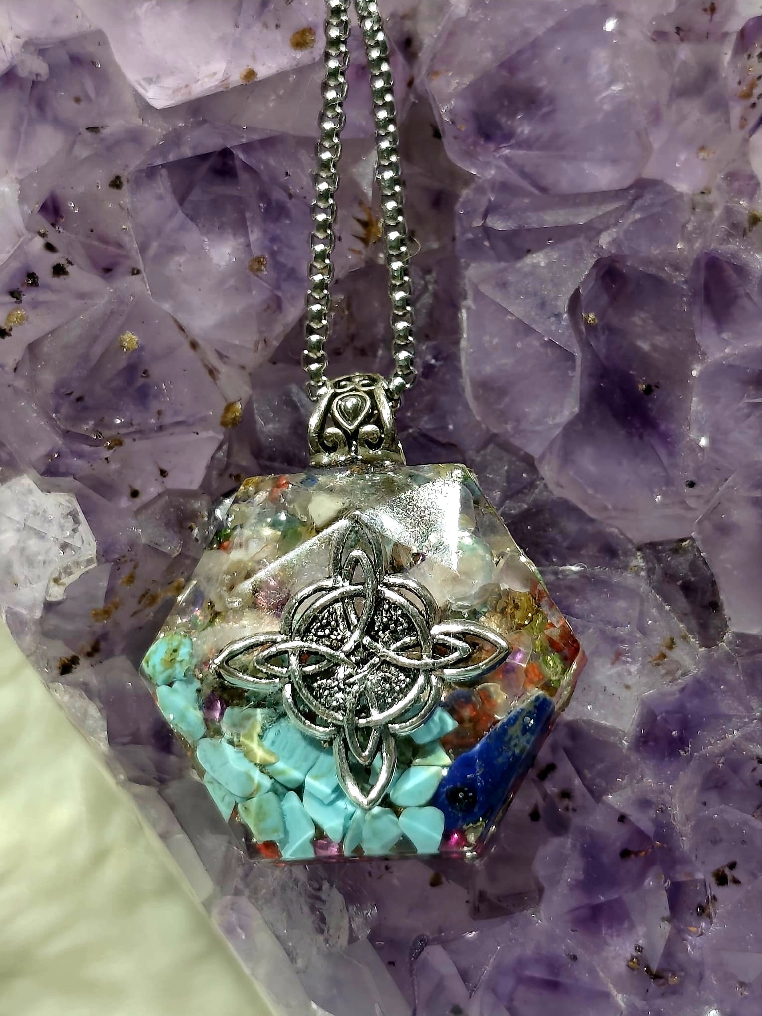 orgonitas piramides brujas cristales artesania minerales pirita cuarzos