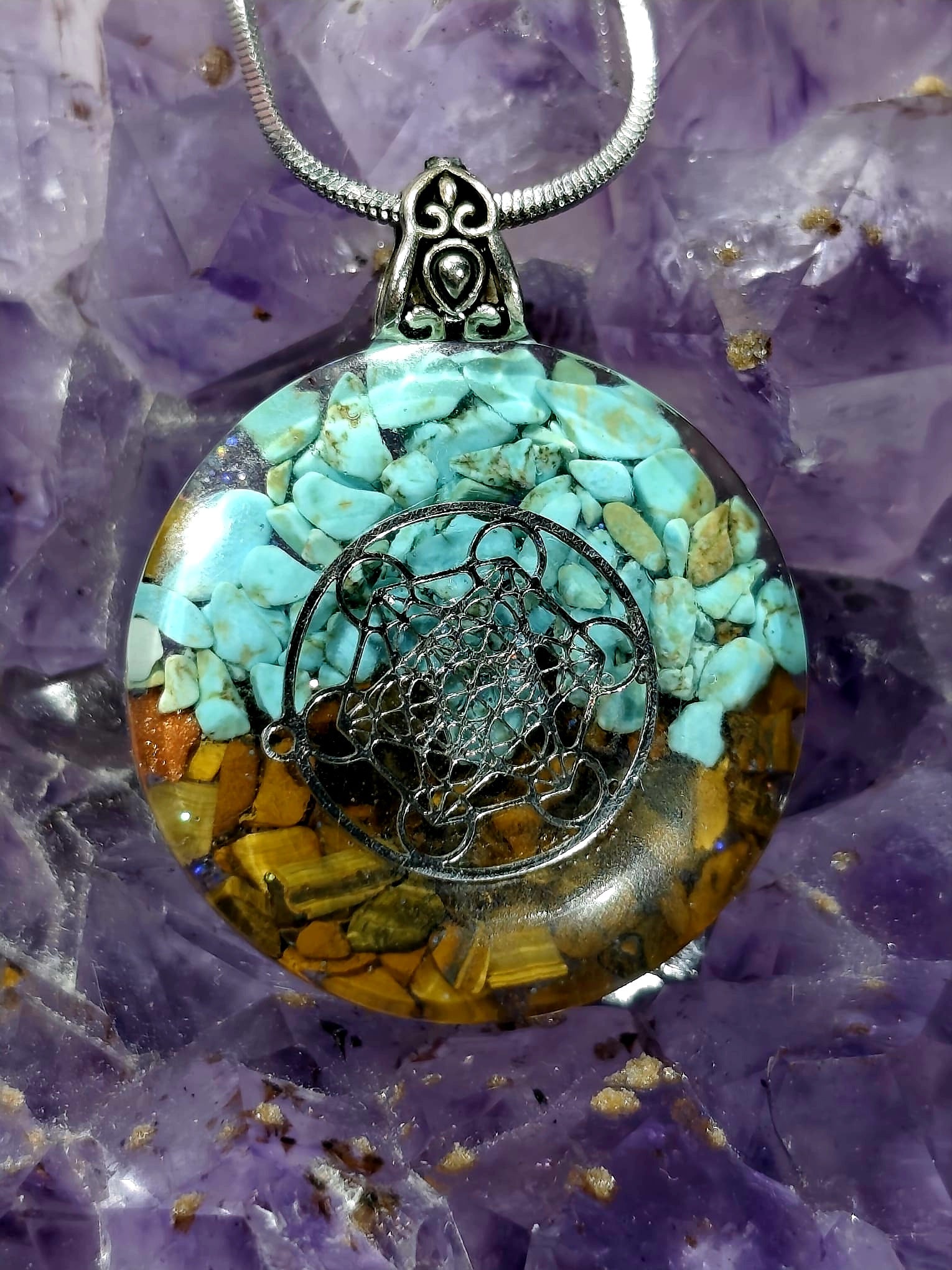 orgonitas piramides brujas cristales artesania minerales pirita cuarzos