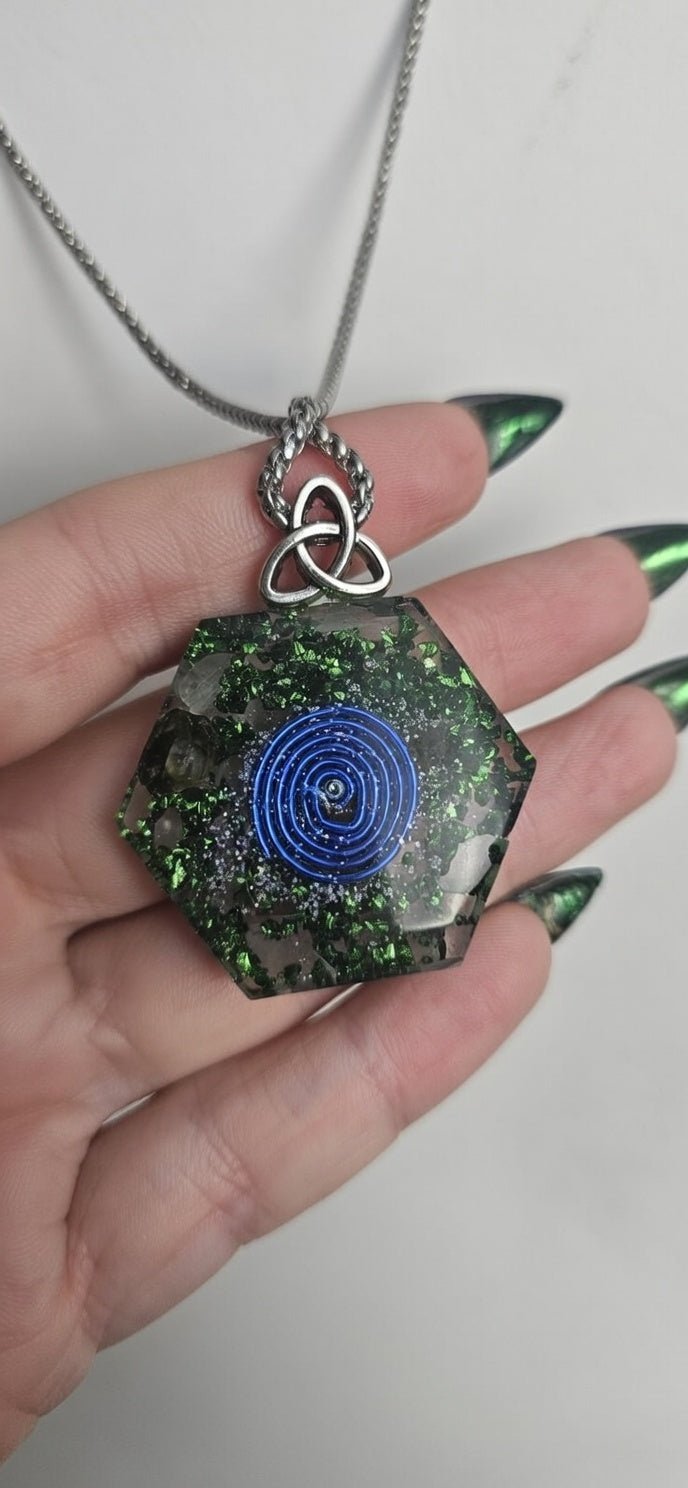 orgonitas piramides brujas cristales artesania minerales pirita cuarzos