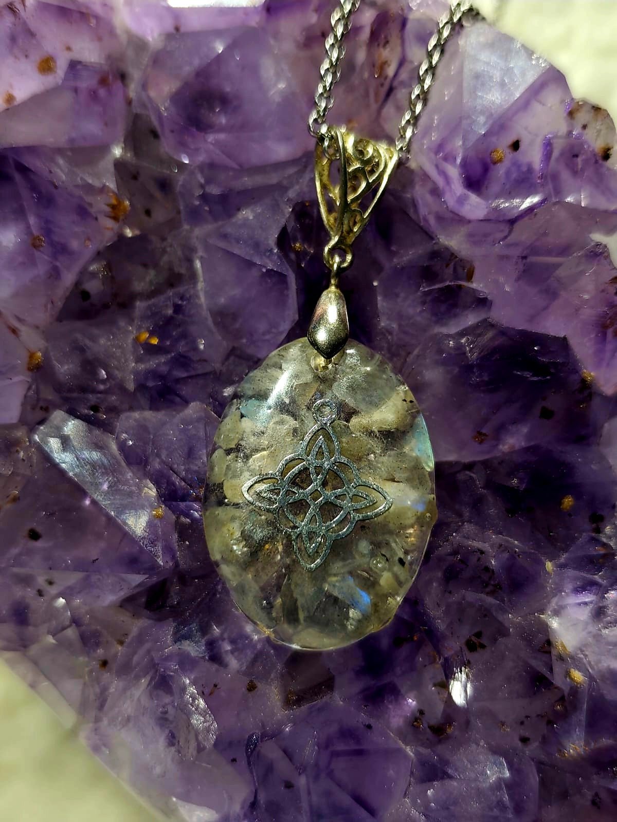 orgonitas piramides brujas cristales artesania minerales pirita cuarzos