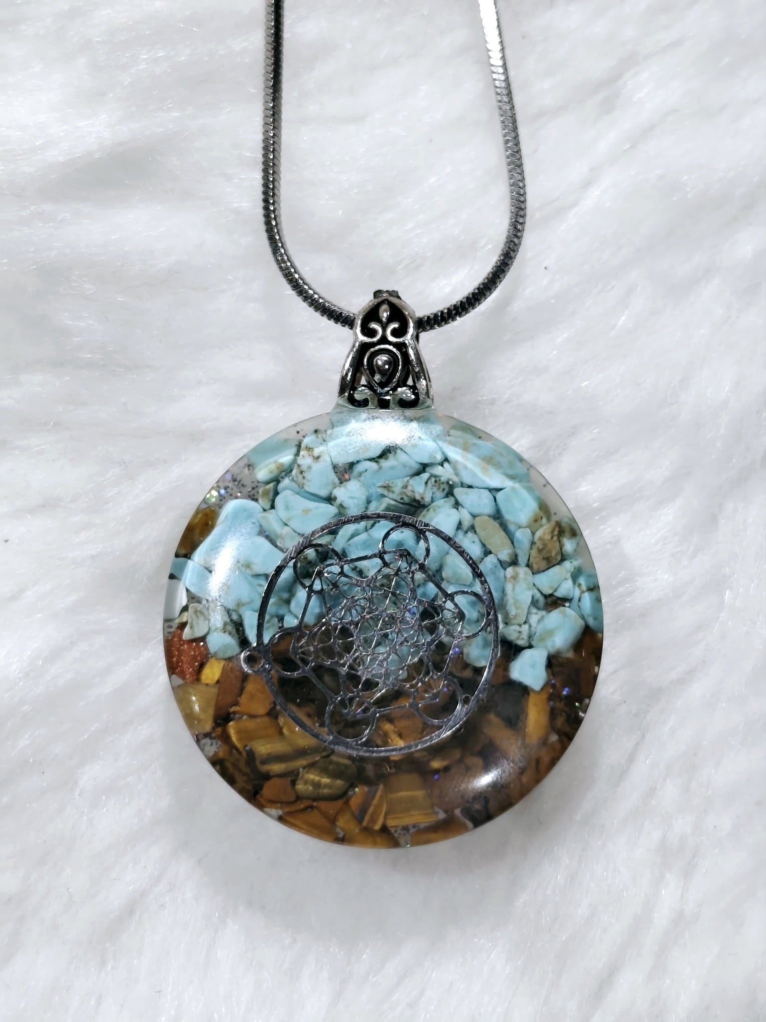 orgonitas piramides brujas cristales artesania minerales pirita cuarzos