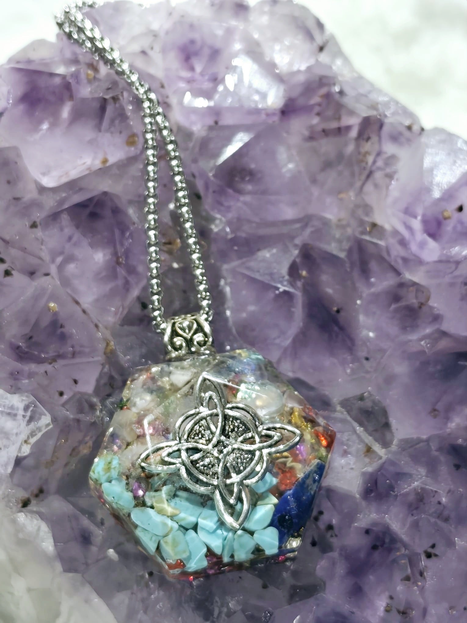 orgonitas piramides brujas cristales artesania minerales pirita cuarzos