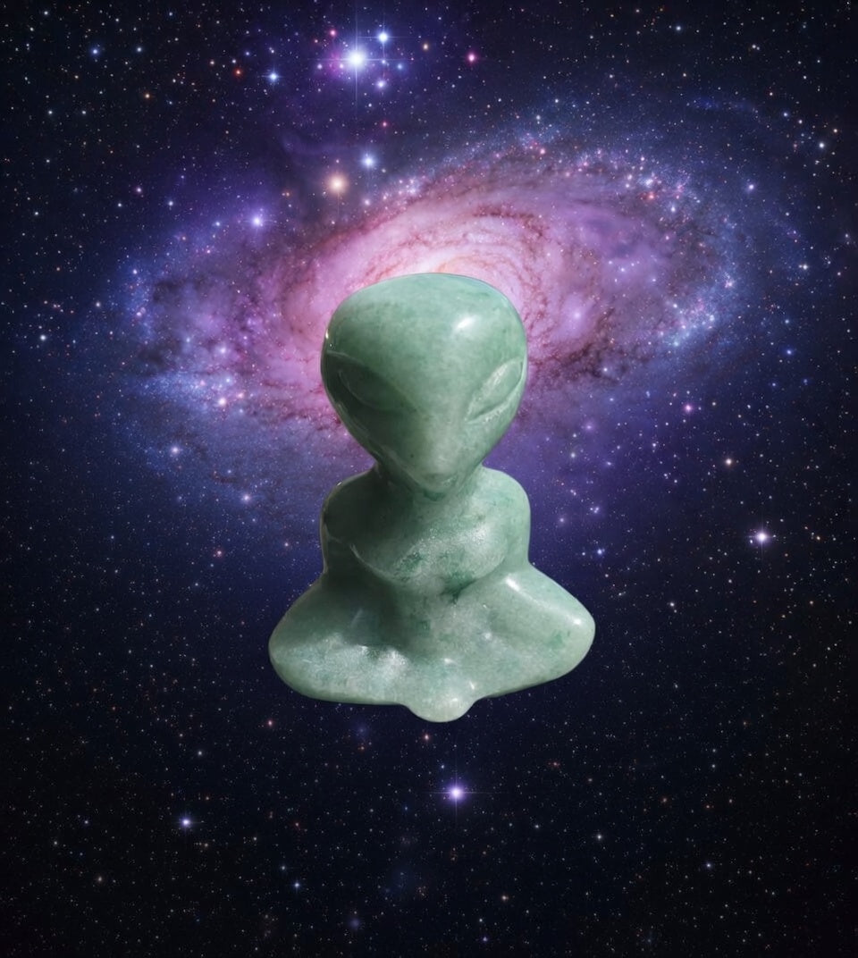 👽 Figura Alien de Aventurina Verde | Conexión Cósmica + Bolsa de Terciopelo