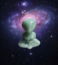 👽 Figura Alien de Aventurina Verde | Conexión Cósmica + Bolsa de Terciopelo