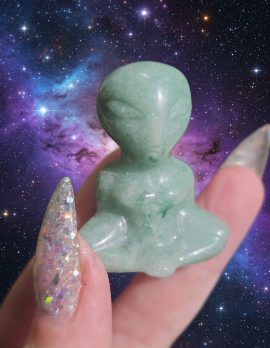 👽 Figura Alien de Aventurina Verde | Conexión Cósmica + Bolsa de Terciopelo