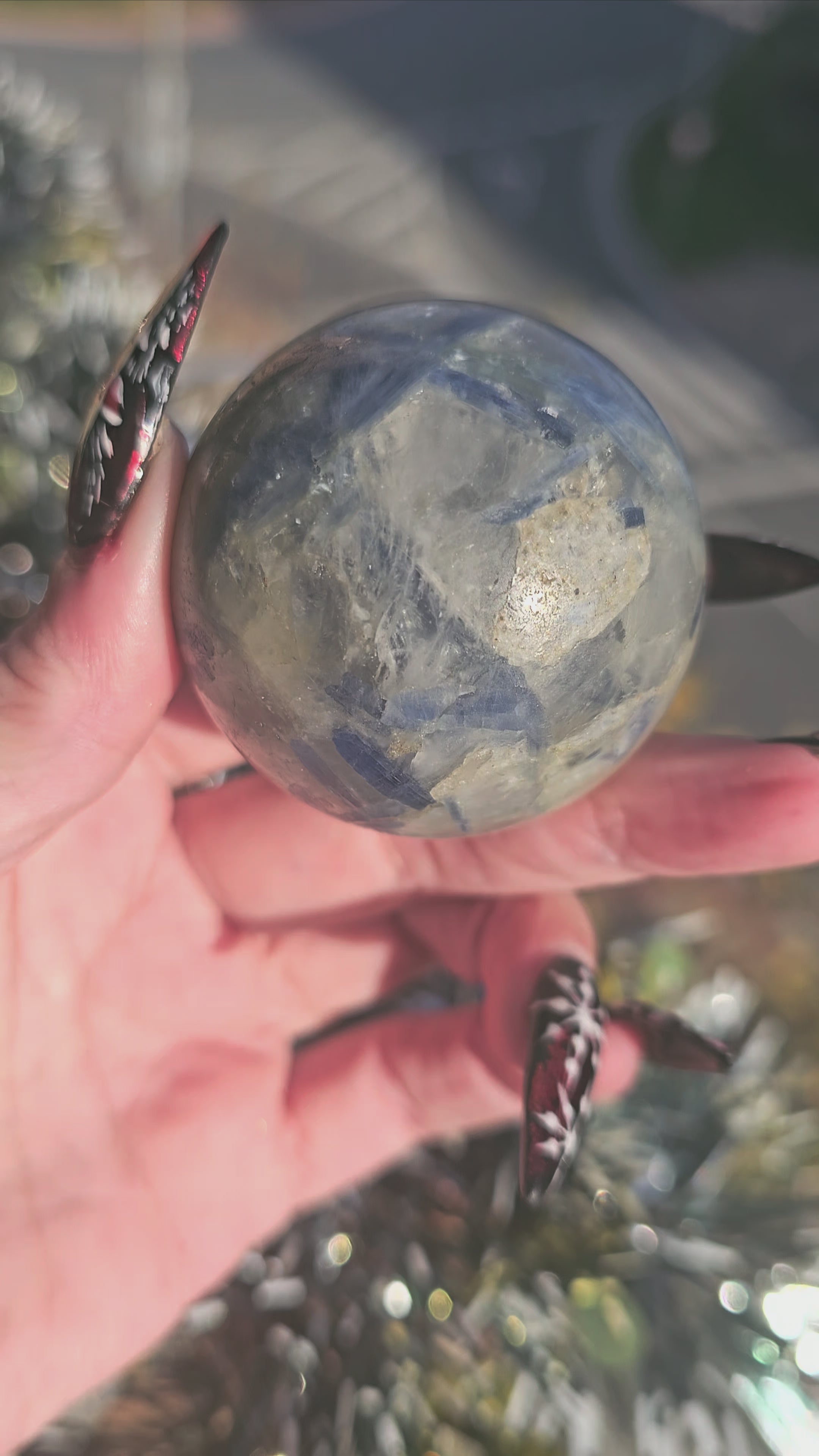 Esfera de Cianita con Cuarzo - Piedra de las Brujas Sanadoras 210g