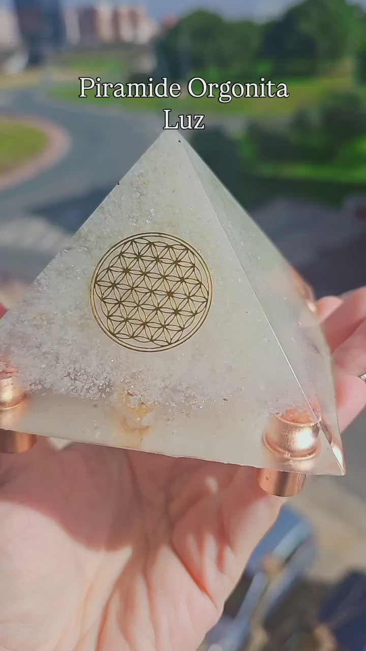 🔺 Pirámide Orgonita Keops ✨ Cuarzo & Citrino 🌼 Flor de la Vida 🔮 Pieza de Colección
